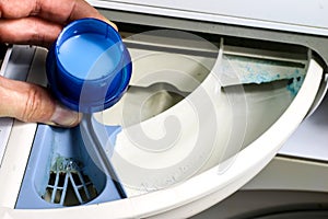 Washing machine for clothes and laundry detergent with rinsing l