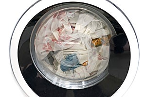 A washing machine that works in the spinning process, wring the laundry