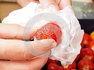 Washing strawberry