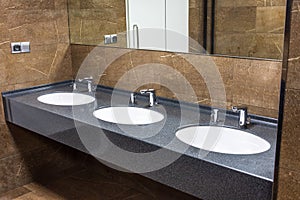 Terme integrato liquido sapone serbatoi un Specchio sul parete pubblico toilette marrone 