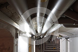 Wassersystem mit Rohren im Keller