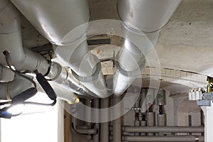 Wassersystem mit Rohren im Keller