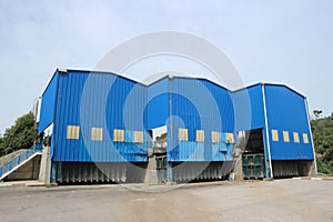 Waste transfer station for mixed municipal solid waste