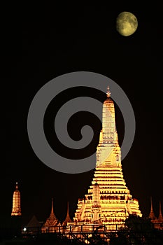 Wat Arun pagoda with the moon