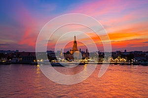 Wat Arun Ratchawararam Ratchawaramahawihan at sunset