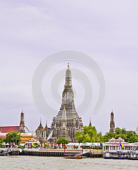 Wat Arun Ratchawararam Ratchawaramahawihan and Thai culture