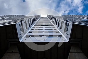 Watch this impressive building facade in Paris