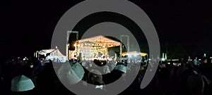 watching the az zahir solawat group at night is very crowded