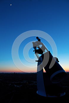 Watching the moon at dusk, using flexible newtonian mirror telescope