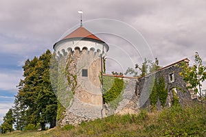 Strážna veža a stredoveký z hrad, 