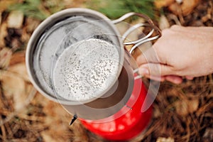 Acqua è un bollente pentola sul bruciatore 