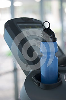 Agua una botella sobre el rueda de andar en gimnasia 