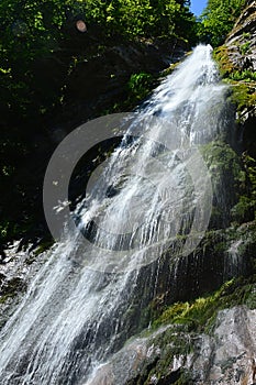Vodné kaskády Šútovského vodopádu, jedného z najvyšších vodopádov na Slovensku, počas letnej sezóny.