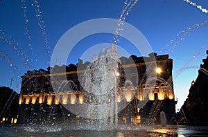 Agua la ciudad mostrar sobre el oscuridad 