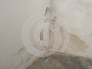 Water damage on the wall in the room