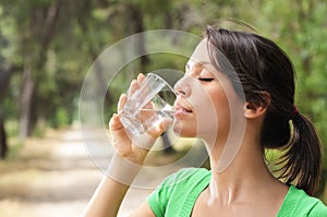 Agua bebiendo en vaso 