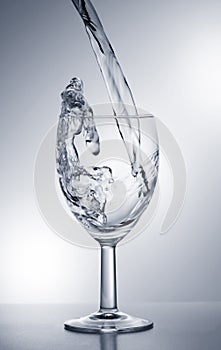 Acqua cadente bicchiere 