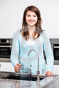 Water filtration faucet