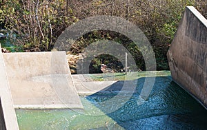 WATER FLOW THROUGH AN ENERGY DISSIPATING CHANNEL IN A DAM WALL