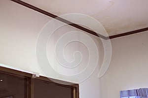 Water flow marks on the walls of the room