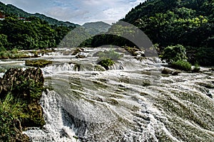 The water flow in the Tianxingqiao Scenic Area is like many rolling pearls.