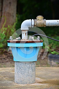 The water flowing artesian well from the land Install the pump