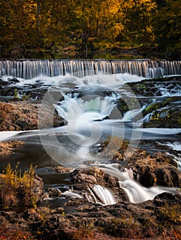 Wasser runter klein malerisch Wasserfall. Frau leuchtturm 