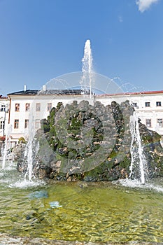 Detailný záber na vodnú fontánu v Banskej Bystrici na Slovensku.
