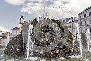 Detailný záber na vodnú fontánu v Banskej Bystrici na Slovensku.