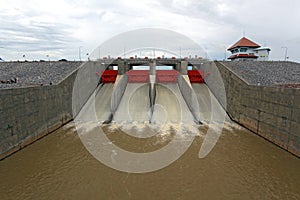 Water gate dam