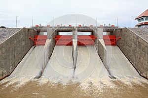 Water gate dam
