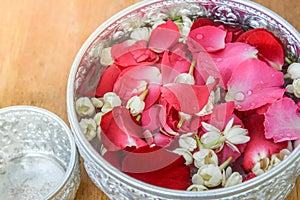 Agua jazmín a rosas corona en un tazón 