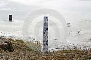 Water level indicator on a frozen lake