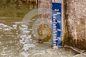 Water level pole