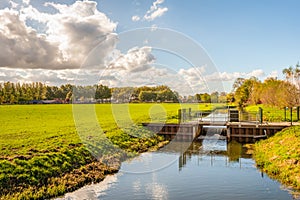 Water management with a flowing weir in a stream