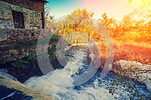 Cascata un Acqua mulino sul tramonto 