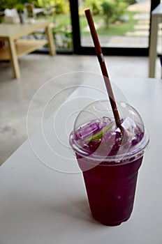 Water mixed with lemon juice and butterfly pea flowers drink