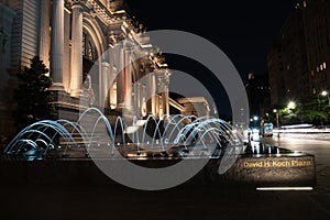 Water in movement in front of the MET photo