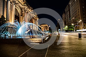 Water in movement in front of the MET photo