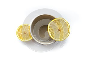 Water in a mug with lemon slices