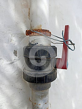 Water pipe with a shut-off valve screwed in between