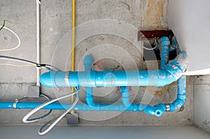 The water pipe system, wastewater pipes and electrical wiring are neatly installed under the ceiling