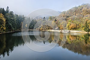 Vodná nádrž Klinger v Štiavnických vrchoch, Slovensko, sezónna prírodná scenéria
