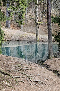 Vodná nádrž v Štiavnických vrchoch, Slovensko, sezónna prírodná scenéria
