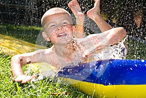 Agua deslizarse a un nino 