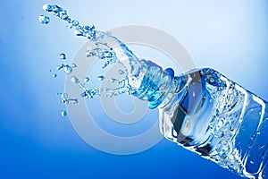 Wasser Pfütze eine flasche 