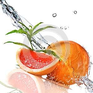 Water splash on grapefruit with mint