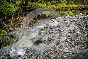 Vodní tok v Demänovské dolině v Nízkých Tatrách, Slovensko, turistická tématika