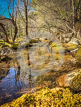 Corriente de agua más cercano cascada en montanas de 