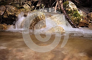 Vodný prúd s malými vodopádmi v rieke. Slovensko